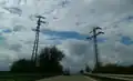 Bei sehr alten Freileitungen wurden jeweils unmittelbar an der Straße zwei Abspannmasten gebaut, um diese zu überqueren, ggf. wurde sogar ein Schutznetz oder eine Schutzbrücke gebaut.