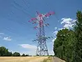 Der in Betrieb befindliche Abzweigmast mit Warnanstrich aufgrund des nahen Flugplatzes Pattonville