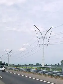 Extravagante Freileitungsmasten bei Pavia, Italien