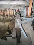 Alte Klopfmaschine eines Pelzzurichters (Gerbers) mit Transmissionsantrieb (Freilichtmuseum Hagen)