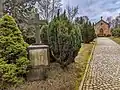 Neuer Friedhof: Eingangsbereich mit Hauptweg und Blick zur Kapelle