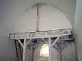 Die vier hölzernen Pfeiler des Kirchturms