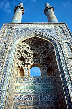 Linkes Bild: Viertelkuppel-Muqarnas in Muschel- (oben), und radialer Fächerform (unten) aus der Topkapı-Rolle Rechtes Bild: Große Moschee von Yazd, Iran, 14. Jh.