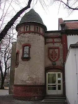 Treppenturm mit einer Art Wappen
