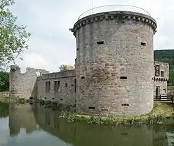 Wasserburg Friedewald, großer Geschützturm „Dicker Turm“ (ab 1476), teilweise mit (nur innen sichtbaren) Senkscharten und innen mit zentralem Rauchabzug, Hessen