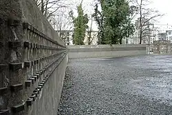 Gedenksteine für 11.134 ermordete Frankfurter Juden in der Mauer des alten jüdischen Friedhofs in Frankfurt