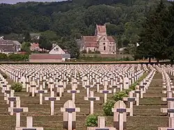 Französischer Soldatenfriedhof, im Hintergrund die Kirche Notre-Dame