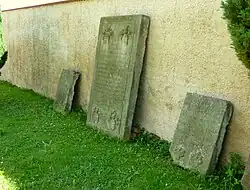 Historische Grabsteine an der Außenmauer