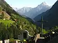 Friedhof und Blick talwärts