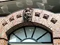 … der Figurenschmuck des früheren Torhauses jedoch in das Portal des Neubaus integriert.