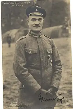 Fritz Rumey, 45&nbsp;Luftsiege, stürzte am 27. September 1918 tödlich ab, als sich nach dem Absprung aus seinem abstürzenden Flugzeug sein Fallschirm nicht öffnete