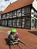 Eine der zahlreichen Froschplastiken im Stadtgebiet