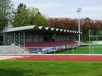 Die Haupttribüne der Memminger Arena (April 2009)
