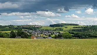 Anblick von Westen, links die Nord- und rechts die höhere Südkuppe, mittig davor Willingen, ganz vorn einige Häuser von Bretthausen