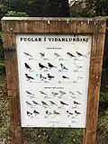 Hinweisschild über die Vogelwelt des Parks