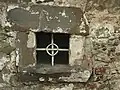 Vergittertes Fenster im Innenhof, vor 1500