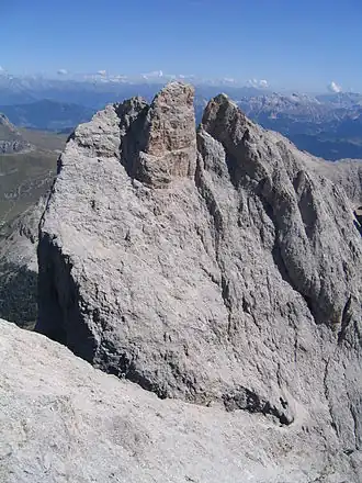 Doppelgipfel der Furchetta (links Große, rechts Kleine Furchetta) vom Aufstieg zum Sass Rigais aus gesehen. Links der oberste Teil der Nordwand.