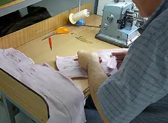 Kürschner näht eine Doppelzunge in einem Nerzfell