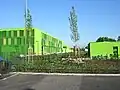 Süd- und Ostseite Hausmeisterwohnung (rechts) und Außengelände