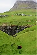 Wasserfall Múlafossur bei Gásadalur mit Árnafjall im Hintergrund.