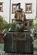 Seitenansicht: Fuchs hat eine Gans geschnappt
