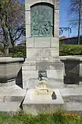 Mittelstele mit Viehtrieb-Bronzerelief