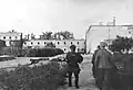 Gęsiówka nach der Befreiung - im Bild ein polnischer Widerstandskämpfer und zwei der 348 befreiten Juden (5. August 1944)