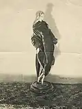 Wachspuppe, die Fanny zu Reventlow nachempfunden ist, auf einem Schwarzweißfoto