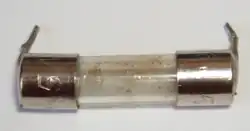 Gerätesicherung 5&nbsp;×&nbsp;20&nbsp;mm, zum Einlöten in Printplatten, nach Defekt. Rückstände des Schmelzdrahtes sind am Glaskolben zu sehen.