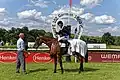 Nach dem Rennen mit Jockey Aurelien Lemaitre auf dem Geläuf