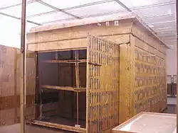 Der äußere der vier vergoldeten Schreine mit darin befindlichem Katafalk, Ägyptisches Museum, Kairo (JE 60664)