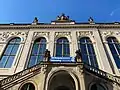 Detailansicht der stadtseitigen Fassade (2022)