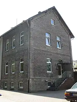 Charakteristisch für die Wohngebäude, die im 19. Jahrhundert als Werkswohnungen in Georgsmarienhütte errichtet wurden, sind die Häuser in der Schlossstraße