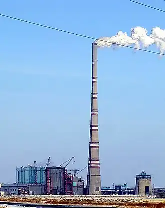 Schornstein des Kraftwerks Ekibastus in Kasachstan