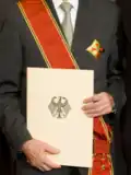 Trageweise des Gro­ßen Verdienstkreuzes mit Stern und Schulterband