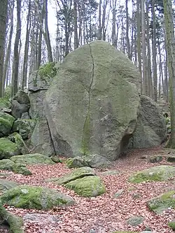 Gagernstein: Flasergranitoid-Fels (Rimdidim) als Gedenkstein für einen naturverbundenen Schriftsteller