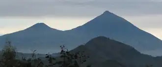 Gahinga (links) und Muhabura, an der Grenze von Ruanda und Uganda