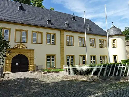 Das Hauptportal und der rechte Flügel des Schlosses (August 2011)