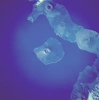 Auf Satellitenbildern sind die einzelnen Krater gut sichtbar: Von oben Wolf, Darwin, Alcedo und (unten re) der Cerro Azul auf Isabela, in Bildmitte La Cumbre auf Fernandina