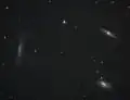 Das Leo-Triplett. Die Galaxien Messier 65 rechts oben, Messier 66 rechts unten und NGC 3628 links. Der hellste Stern auf der Aufnahme, oben in der Mitte gelegen, ist HD&nbsp;98388 (7,14&nbsp;mag).