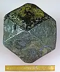 Nahezu perfekter Galenit-Kuboktaeder (Kombination Würfel-Oktaeder), Sichtlinie senkrecht auf eine Ecke (zum Vergleich: Kuboktaeder#Orthogonale Projektion)