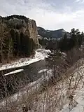 Mittellauf des Flusses im Winter
