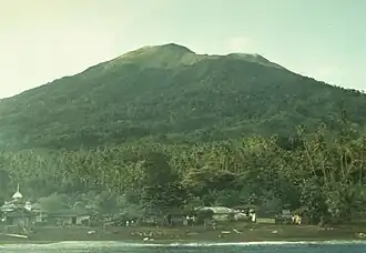 Gamkonora von der Nordwestküste Halmaheras nahe dem Dorf Gamsungi aus gesehen (Januar 1984)