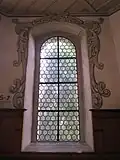 Fenster mit Grisaille-Rahmung