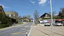 Dorfzentrum mit der Bushaltestelle Gemeindehaus