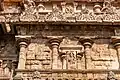 Detail der Außenwand des Tempelturms mit Shiva-Statue