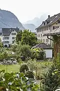 Garten vor Haus «Sunnezyt», dahinter das «Brüsseler Haus»
