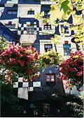 Fenster- und Fassadengestaltung wiederholen sich an der Gartenfassade, in der Architektur eher unüblich