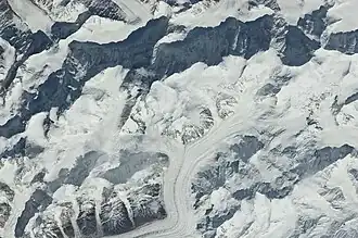 Die Gasherbrum-Gruppe aus dem Weltraum, der Verlauf des Urdok-Kamms vom Gipfel des Gasherbrum&nbsp;I (links über der Bildmitte) nach rechts ist dank des Schattens auf der Nordwand erkennbar. Rechts (wo der Grat einen Bogen nach unten macht) der Sia Kangri.