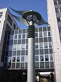 Gaußsches Zepter vor dem HDI-Hochhaus in der Dürrenhofstraße in Nürnberg